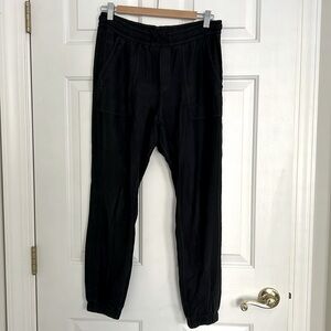 Athleta women’s farallon jogger. Black size 6.